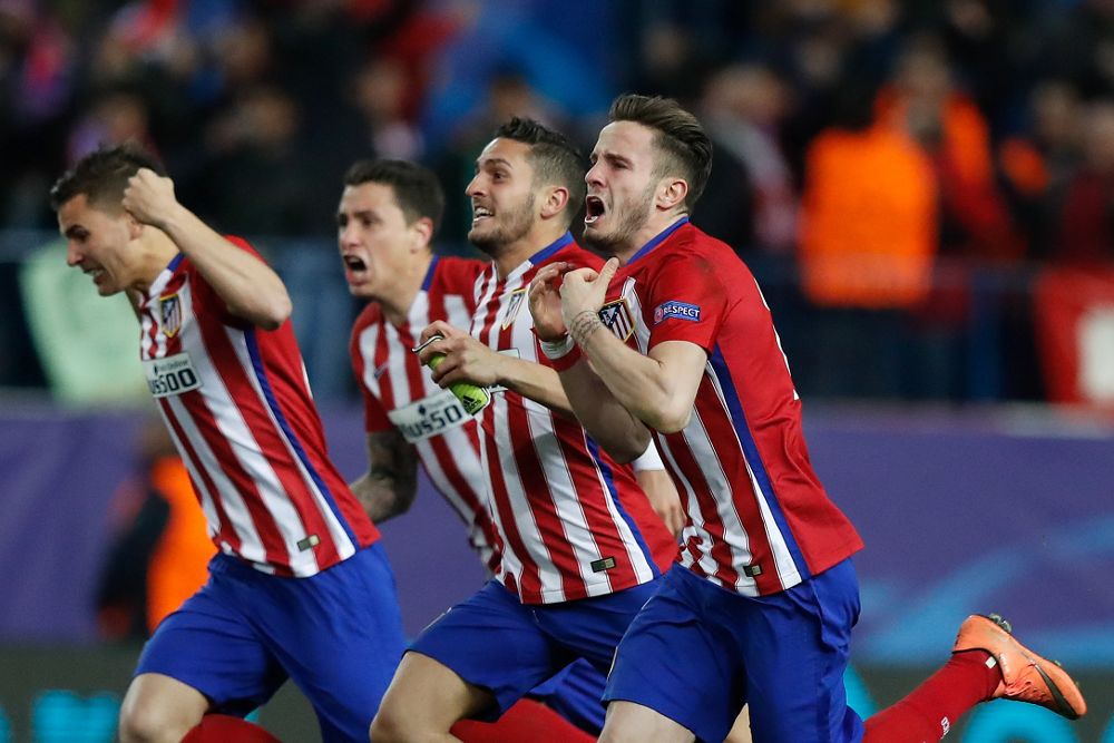 Los jugadores del Atlético de Madrid celebran la victoria sobre el PSV Eindhoven tras la tanda de penaltis.