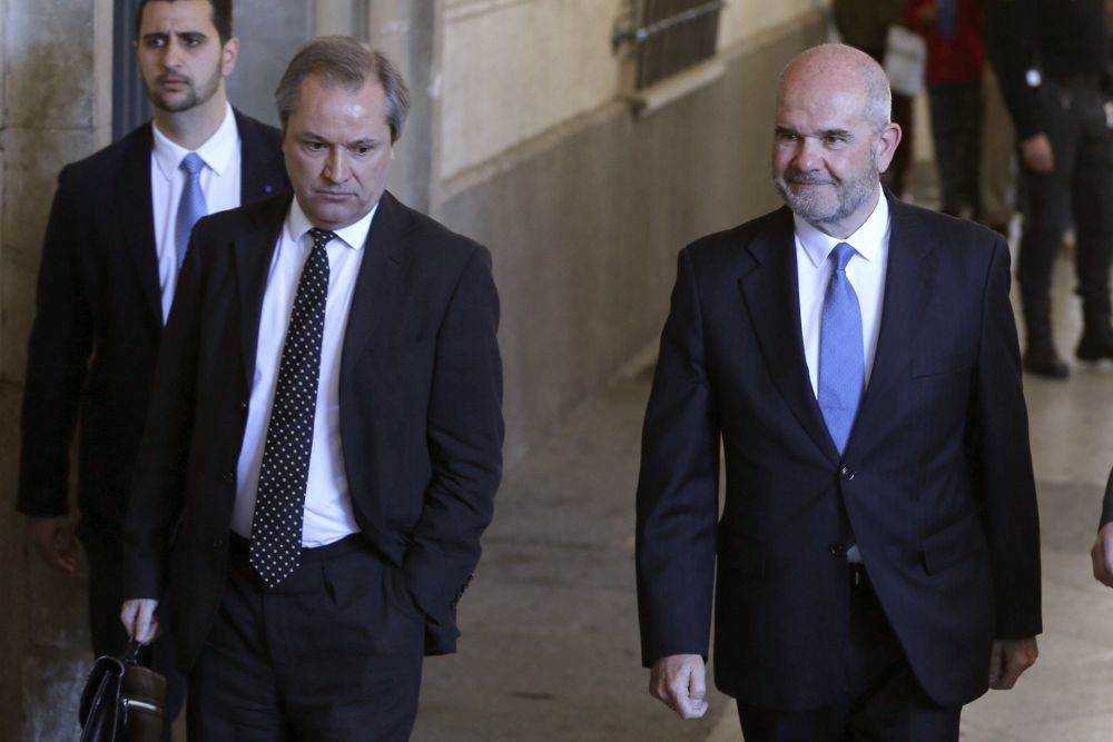 El expresidente de la Junta de Andalucía, Manuel Chaves (d), a su llegada hoy al juzgado de instrucción 6 de Sevilla.