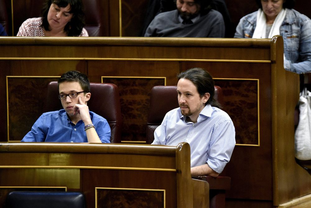 El líder de Podemos, Pablo Iglesias (d) y el secretario político de Podemos, Íñigo Errejón, ayer, en el Congreso.