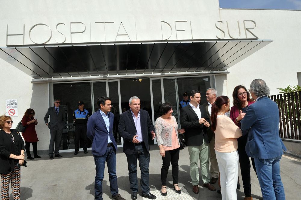 La visita al hospital respondió a una invitación de los alcaldes de la comarca.
