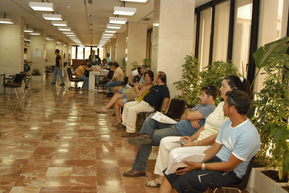 Contribuyentes esperando su turno en la delegacion de la AEAT en Santa Cruz de Tenerife.