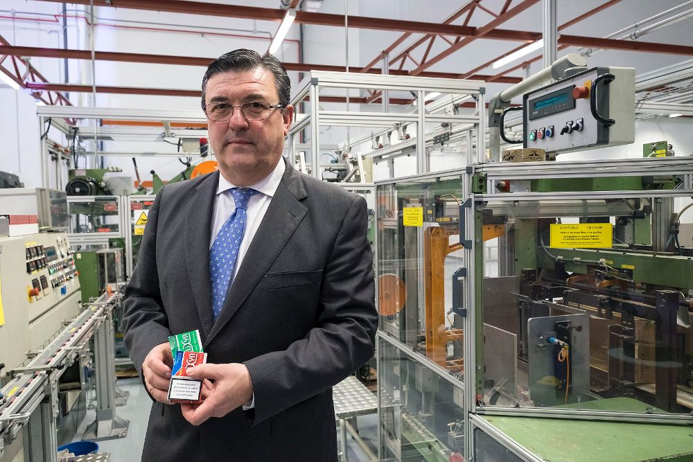 El director de mercado en Canarias de Landewyck Tabacos, Juan Carlos Serrano, muestra dos cajetillas durante la inauguración de la fábrica.