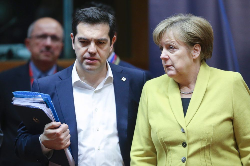 El primer ministro griego Alexis Tsipras conversa con la canciller alemana Angela Merkel, durante la cumbre de los jefes de Estado y de Gobierno de la Unión Europea.