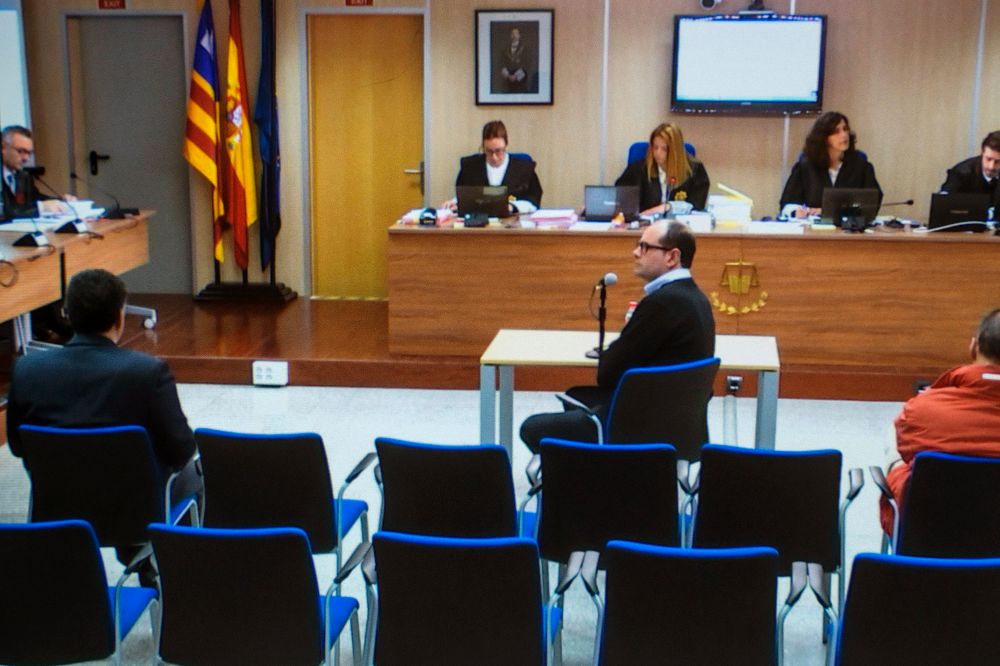 Fotografía tomada de una pantalla en la sala de prensa de la Escuela Balear de la Administración Pública (EBAP) en Palma, durante la vigésima jornada del juicio.