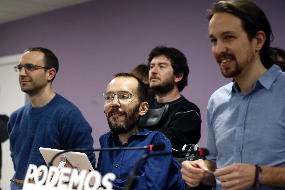 El secretario general de Podemos, Pablo Iglesias (d), al inicio de la rueda de prensa después de la reunión. En el centro, Pablo Echenique.