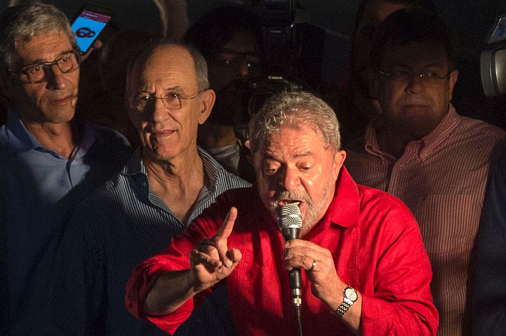 El brasileño expresidente y ahora ministro de la Presidencia, Luiz Inácio Lula da Silva, participa el viernes 18 de marzo de 2016 en un acto de apoyo a la mandataria Dilma Rousseff, en Sao Paulo (Brasil).