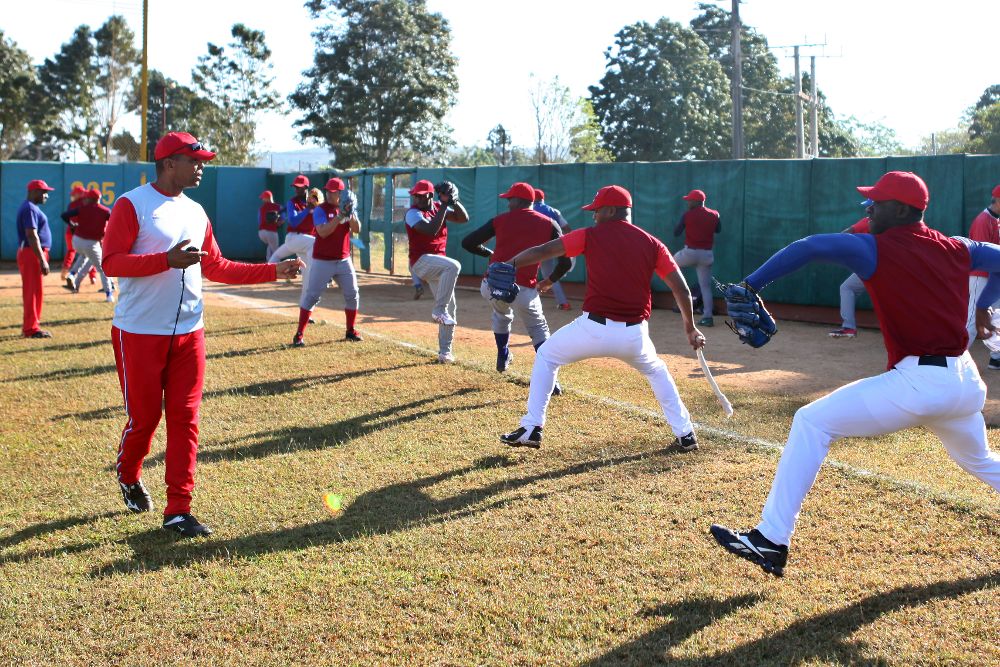 Jugadores de la selección cubana de béisbol durante un entrenamiento como preparación para enfrentar al equipo de las grandes ligas de Estados Unidos, los Rayos Tampa Bay.
