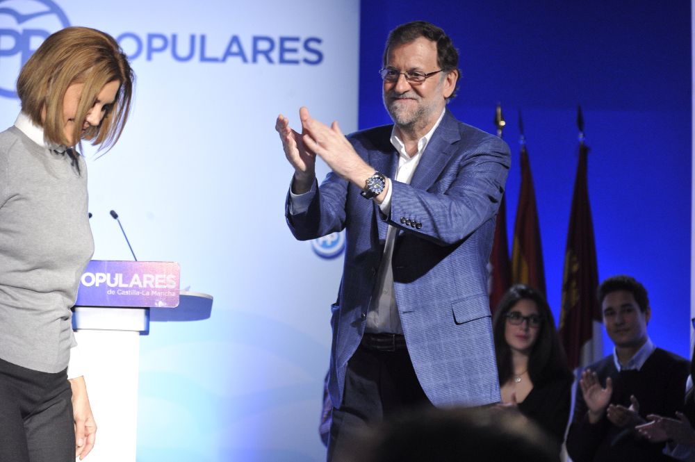 Mariano Rajoy aplaude a la secretaria genral del PP en la clausura de un acto de Nuevas Generaciones celebrado hoy en Toledo.