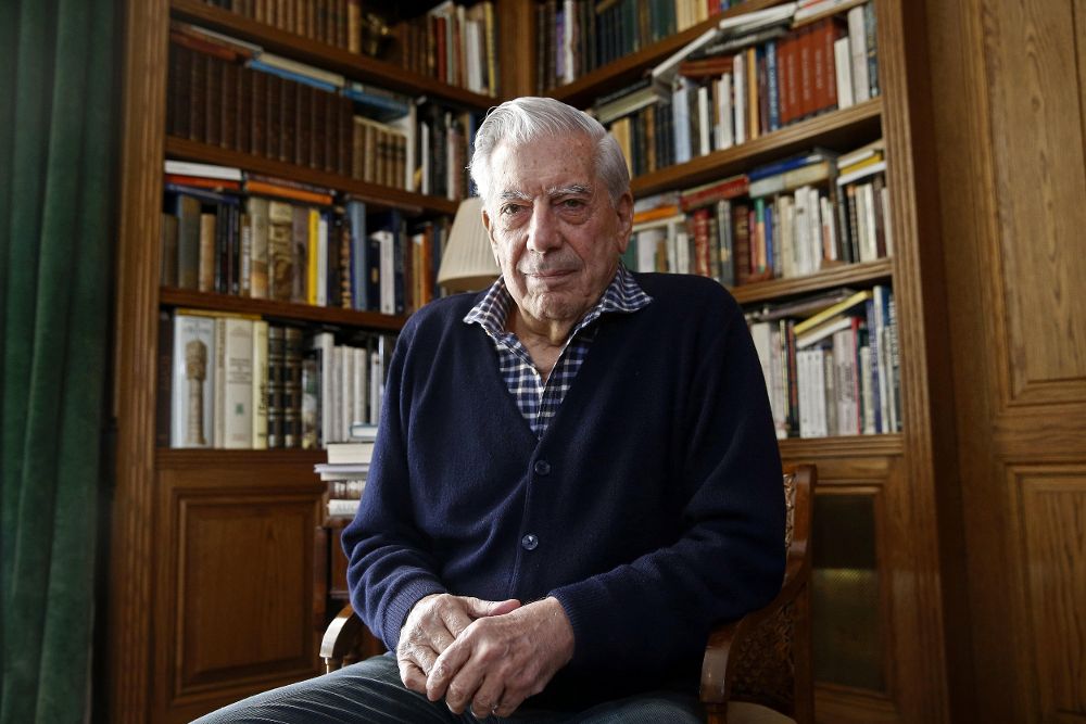 El escritor Mario Vargas Llosa en su residencia actual, la casa que comparte en Puerta de Hierro (Madrid) con su pareja, Isabel Preysler.