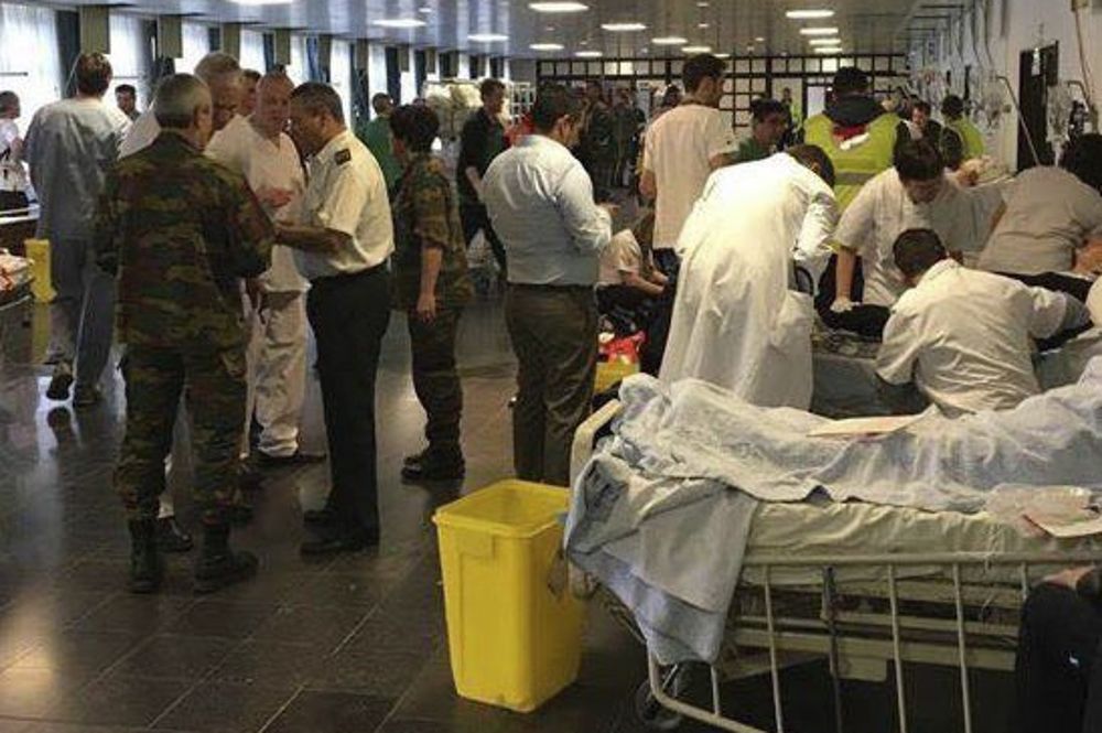 Varios heridos son atendidos en el hospital militar de Neder, cerca del aeropuerto de Zaventem, en las inmediaciones de Bruselas.