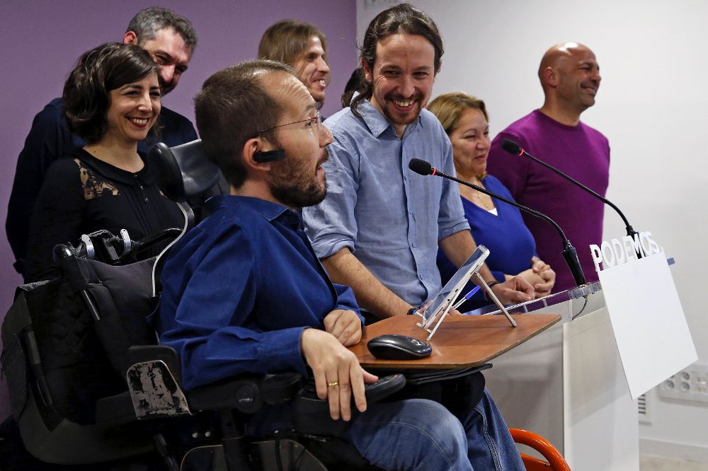 El secretario general de Podemos, Pablo Iglesias (c), cuando presentó a Pablo Echenique (i) como nuevo secretario de Organización en sustitución de Sergio Pascual.