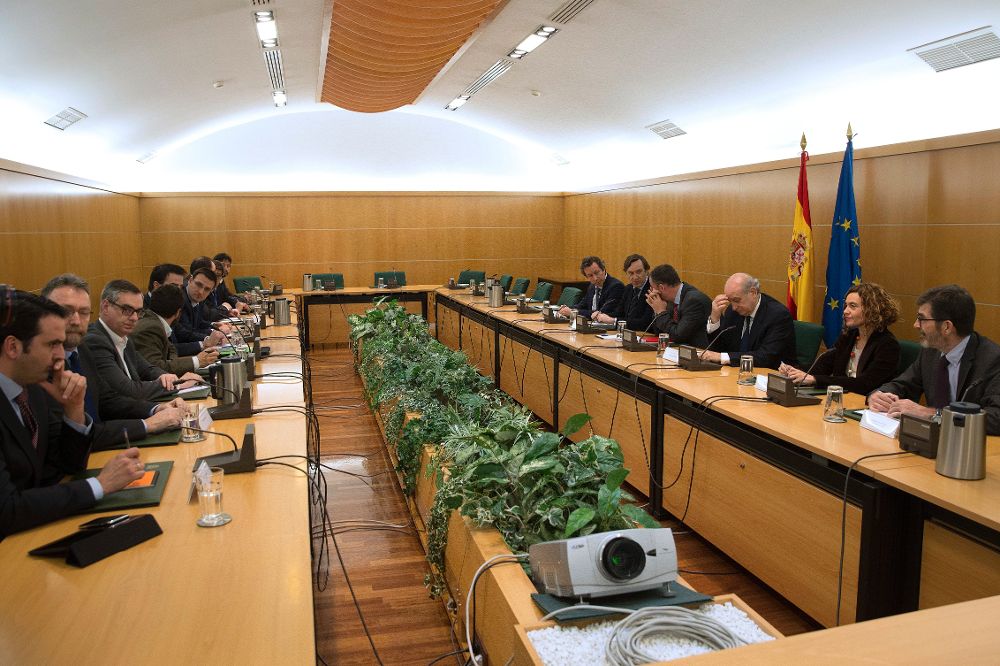 El ministro del Interior en funciones, Jorge Fernández Díaz (3d), junto a los representantes de los partidos firmantes, además de Podemos, como observador.
