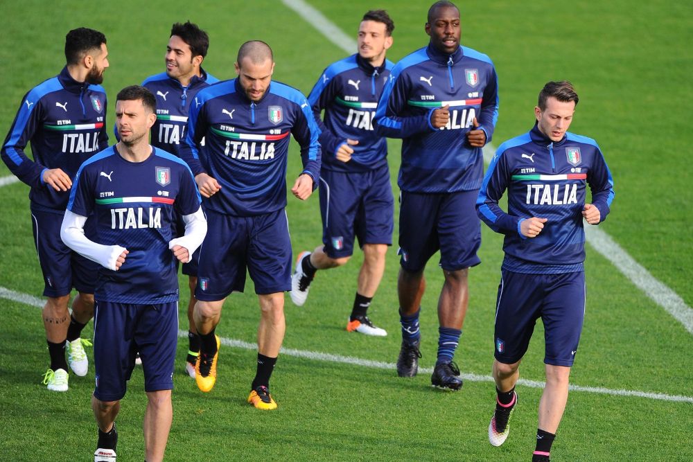 Los jugadores de la selección italiana de fútbol calientan durante el entrenamiento del equipo en el centro deportivo Coverciano, en Florencia.