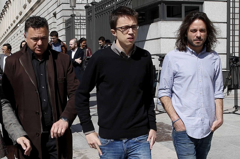 (De izq a dcha) Los diputados de Podemos, Juan Antonio Delgado, Iñigo Errejón y Miguel Vila, tras el minuto del silencio que la Cámara Baja ha convocado hoy a mediodía como muestra de repulsa ante los atentados terroristas de Bruselas.