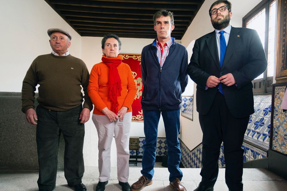 De derecha a izquierda, el presidente de la Diputación de Ávila, David Benito, y los padres del fallecido Águeda Sacristán y José García.