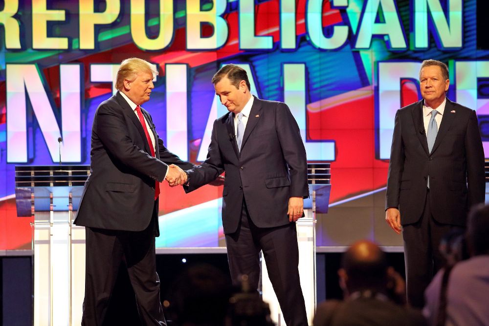 Donald Trump (i) y Ted Cruz se saludan durante un debate en la CNN, celebrado en la Universidad de Miami en Coral Gables, Florida, el pasado día 10.