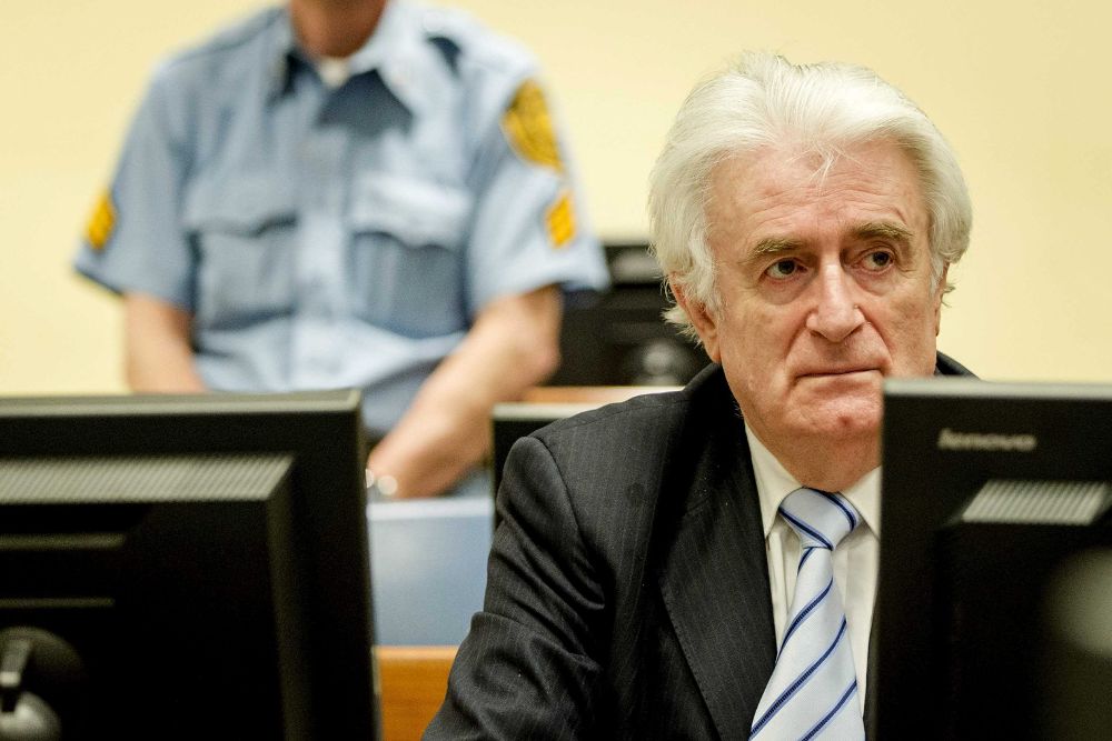 El exlíder serbobosnio Radovan Karadzic se sienta en el Tribunal Penal para la Antigua Yugoslavia (TPIY) a la espera de la lectura de su veredicto en La Haya (Holanda) hoy, 24 de marzo.