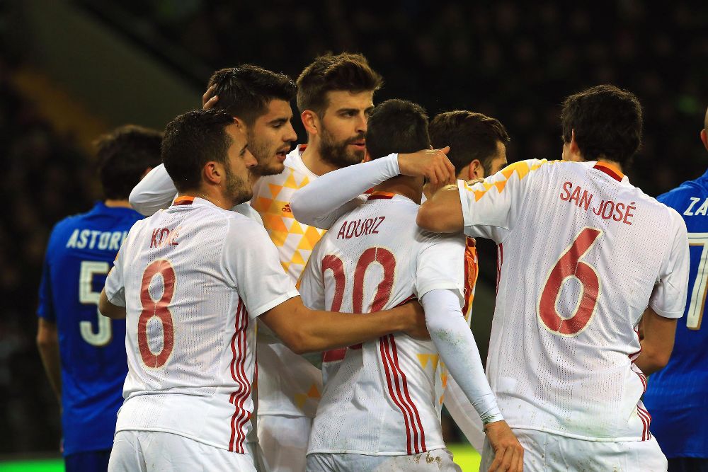 El español Aritz Aduriz (c) celebra con sus compañeros después de anotar el gol.