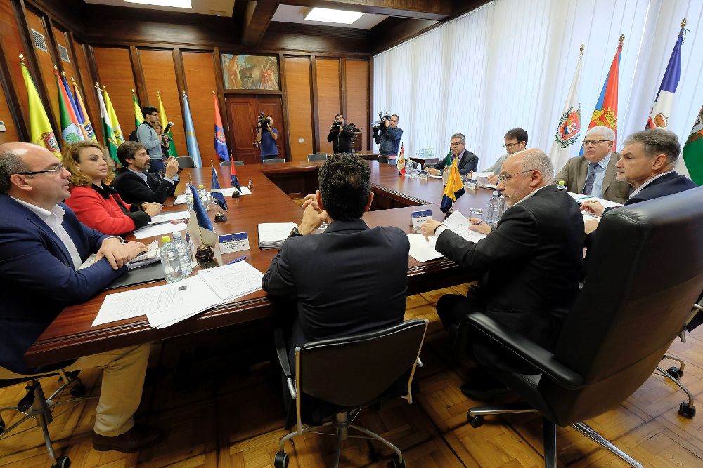 La asamblea de la Federación Canaria de Islas (Fecai), con su presidente de turno, el presidente del Cabildo de Gran Canaria, Antonio Morales (2d).