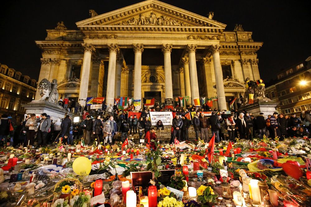 Cientos de personas asisten a un homenaje por las víctimas en la Plaza de la Bolsa en Bruselas (Bélgica).