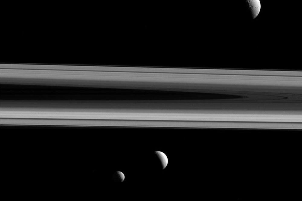 Fotografía sacada por la cámara Cassini el pasado 3 de diciembre de 2015 y facilitada por la NASA el 22 de febrero de 2016 que muestra tres de los satélites (o lunas de Saturno), Tethys (arriba), Enceladus (centro) y Mimas (arriba).