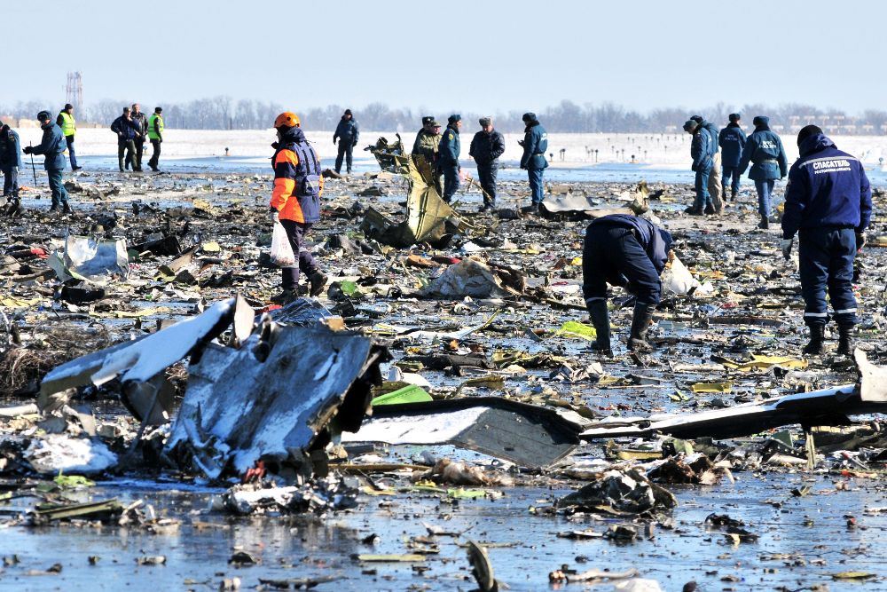 Investigadores de la Policía rusa buscan evidencias entre los restos del Boeing 737-800 de Flydubai. 