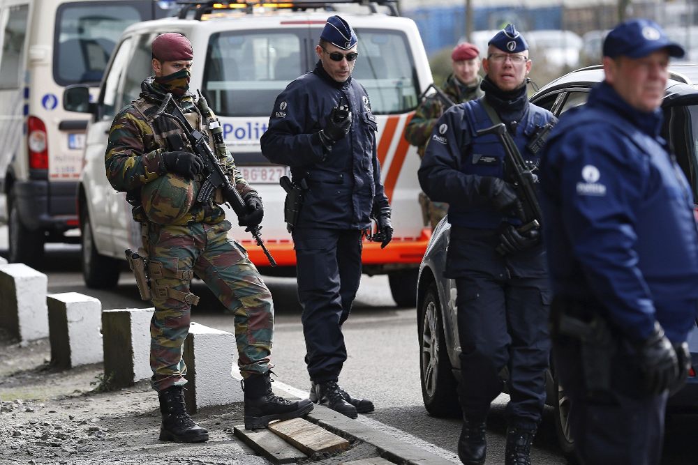 Miembros de las fuerzas de seguridad controlan el acceso al aeropuerto de Zaventem, en Bruselas (Bélgica) hoy, 29 de marzo.