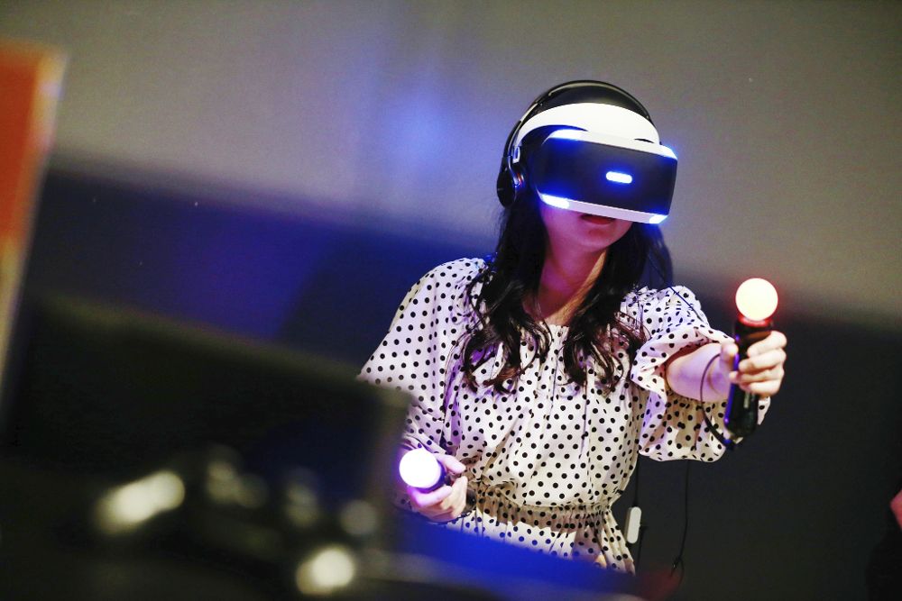 Una visitante interactúa con un dispositivo de realidad virtual Sony PlayStation VR.