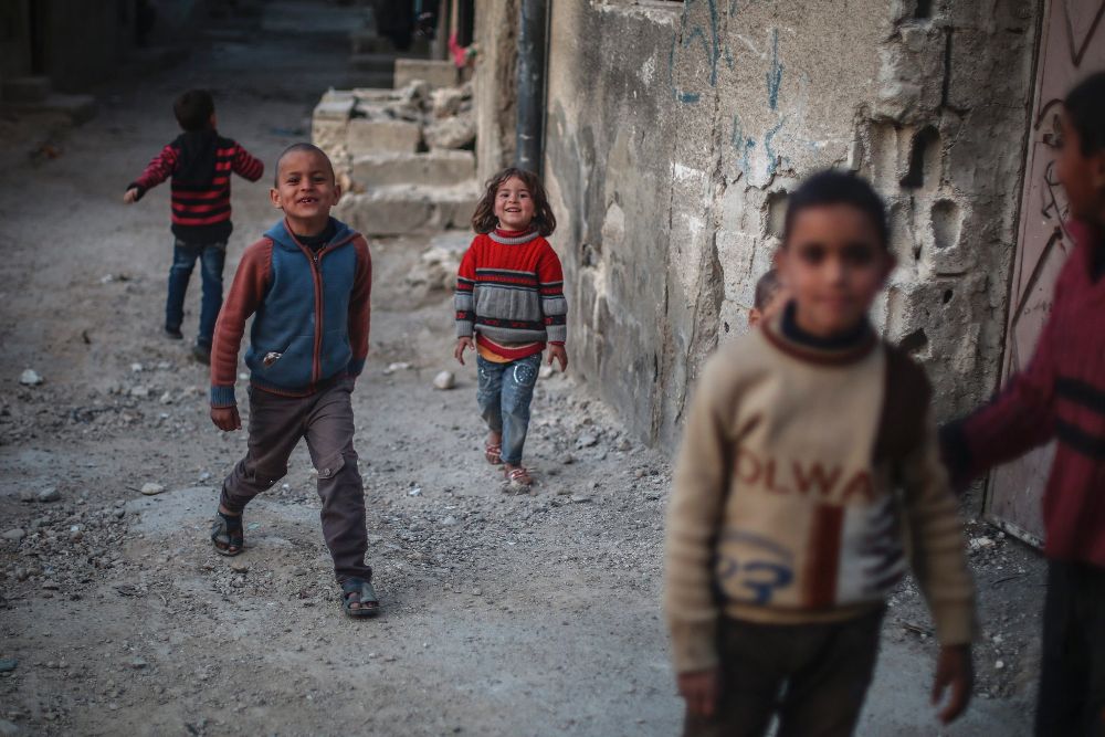 Dos niños sirios juegan en el barrio de Teshreen en Damasco (Siria), zona controlada por rebeldes sirios opositores al régimen de Bachar al Asad.