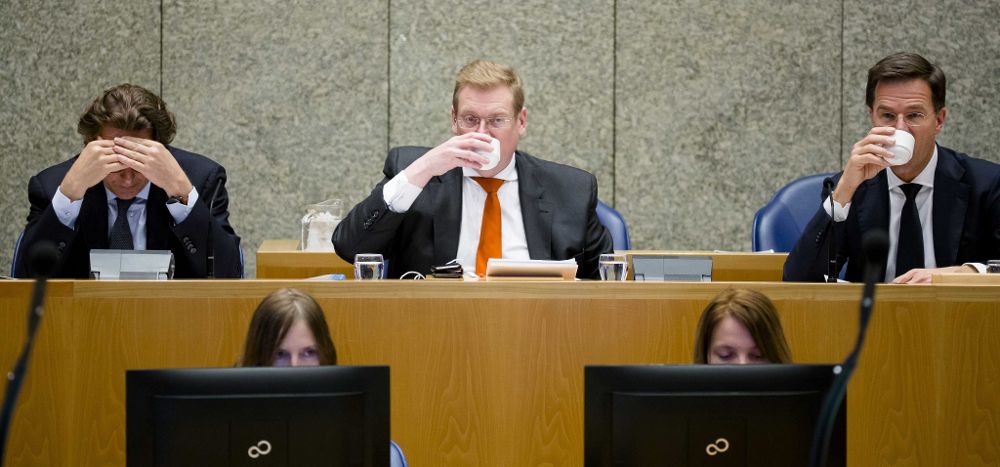 (i-d) El ministro de Exteriores de Holanda, el de Justicia y el primer ministro, Mark Rutte, participan en un debate sobre los atentados terroristas perpetrados en Bruselas.