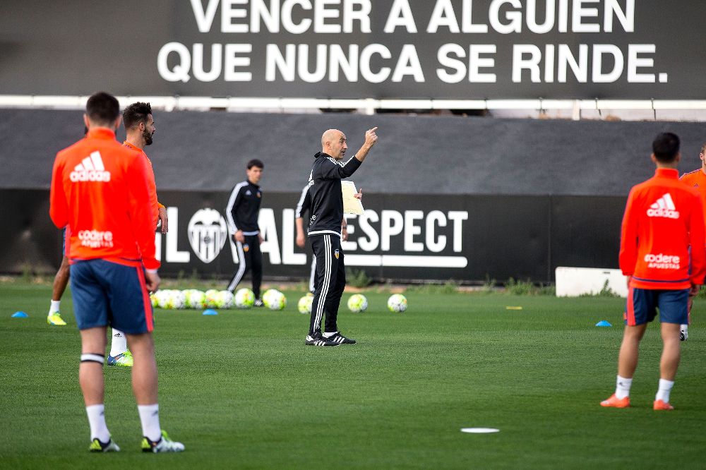 Pako Ayestarán (centro) da indicaciones a los jugadores del primer equipo en en un entrenamiento.