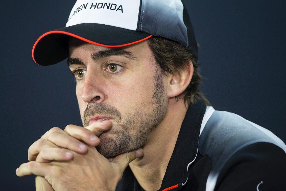 El piloto español de Fórmula Uno Fernando Alonso, de la escudería McLaren-Honda, asiste a la rueda de prensa de pilotos del Gran Premio de Baréin.