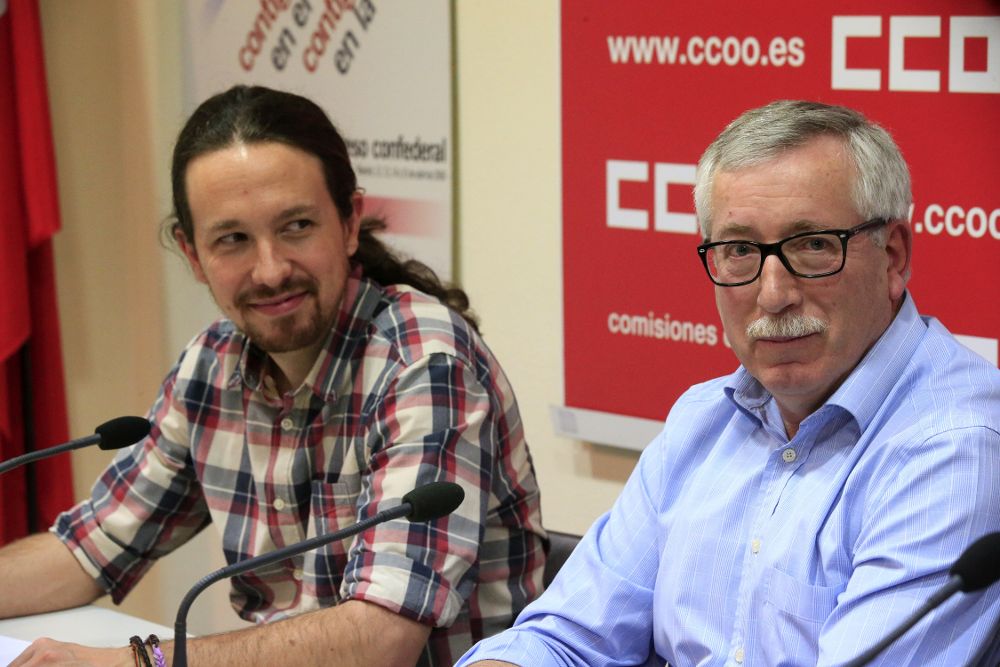 El líder de Podemos, Pablo Iglesias (i) y el secretario general de CCOO, Ignacio Fernández Toxo, al inicio de la rueda de prensa tras la reunión que han mantenido junto al secretario de UGT.