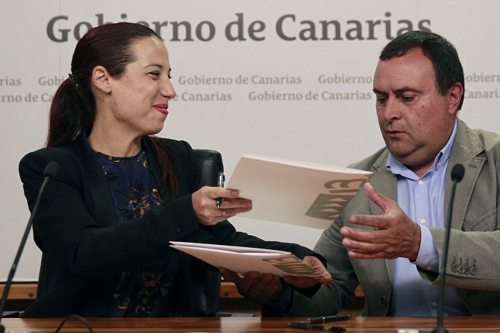 La vicepresidenta del Gobierno de Canarias, Patricia Hernández, con el presidente de la Federación Canaria de Municipios.