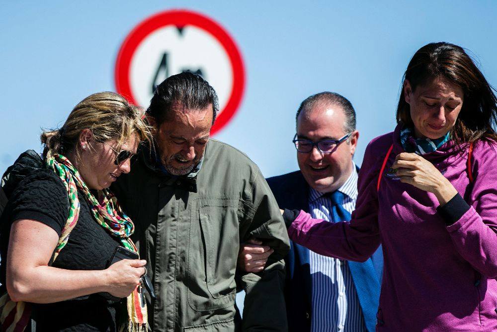 El exalcalde de Marbella Julián Muñoz acompañado de su abogado y de sus hijas, Eloisa (i) y Elia, que le esperaban a la salida de la prisión.