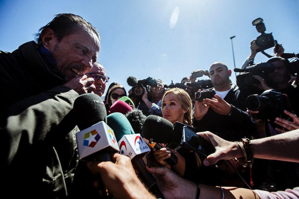 El exalcalde de Marbella Julián Muñoz, acompañado de su abogado, rodeado de medios de comunicación que le esperaban a la salida de la prisión de Alhaurín de la Torre.