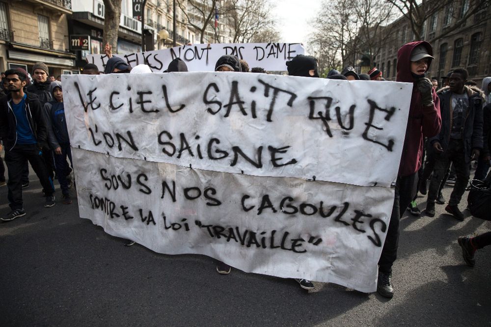 Manifestantes en una protesta contra la reforma laboral, en París, hoy, 5 de abril.