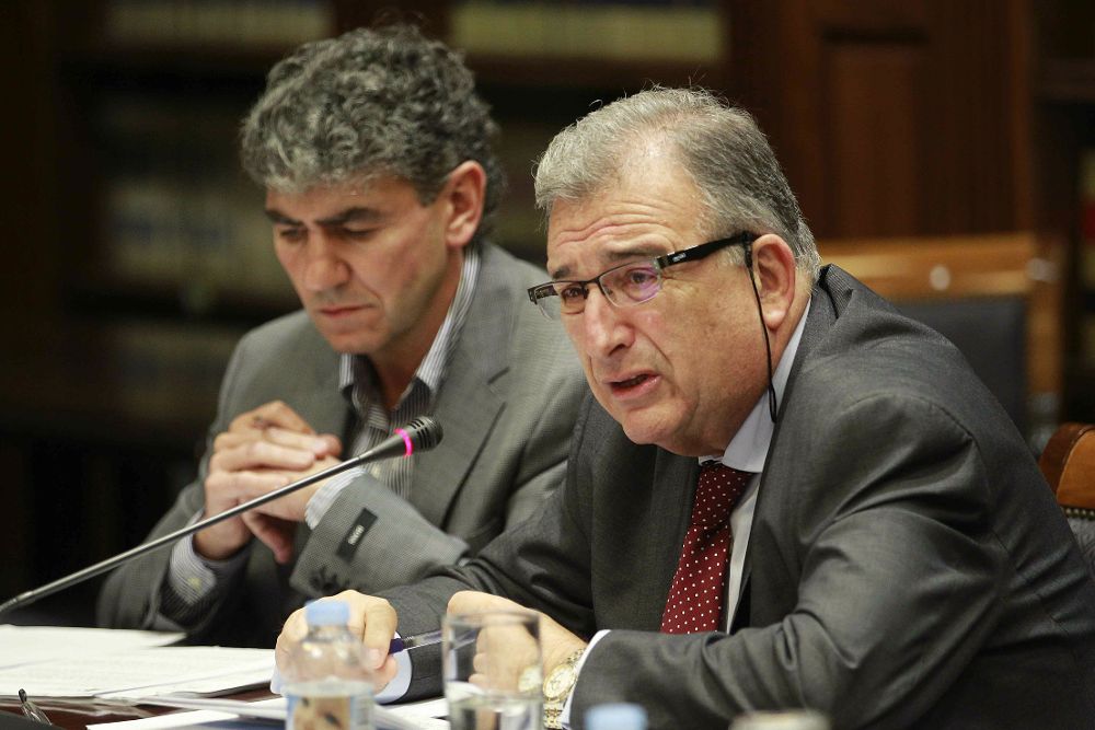 El presidente de la Audiencia de Cuentas de Canarias, Rafael Díaz (d), acompañado de su jefe de gabinete, José Manuel Pérez, durante su comparecencia de hoy.