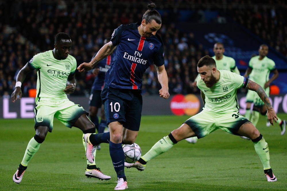 El jugador del Paris Saint Germain Zlatan Ibrahimovic (c) disputa el balón con Bacary Sagna.
