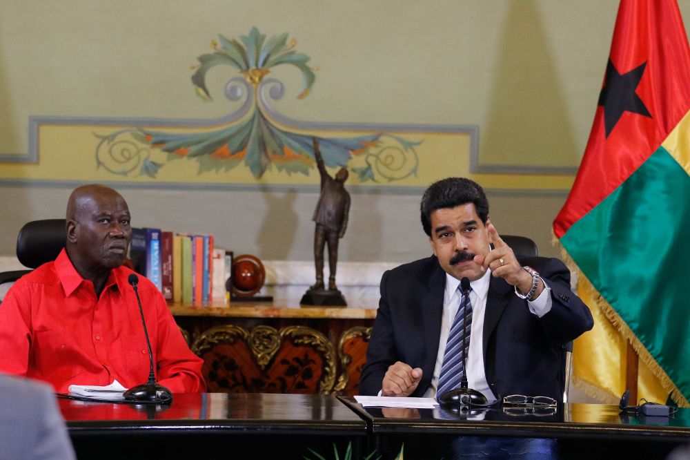 Nicolás Maduro con el primer ministro de Guinea Bissau, Carlos Correia, el pasado lunes, en Caracas.
