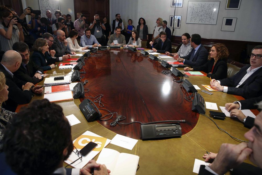 Vista general de la reunión de los equipos negociadores del PSOE,Podemos y Ciudadanos, para explorar la posibilidad de negociar un acuerdo de gobierno.