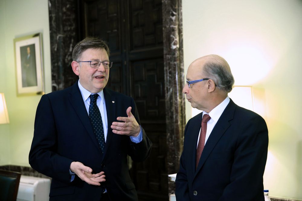 El ministro de Hacienda y Administraciones Públicas, Cristóbal Montoro (d), conversa con el presidente de la Generalitat valenciana, Ximo Pui antes de la reunión del lunes pasado.