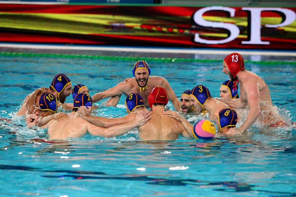La selección española de waterpolo masculino celebra su billete para los Juegos Olímpicos de Río tras imponerse por 7-8 a Canadá en el Preolímpico que se juega en Trieste (Italia).