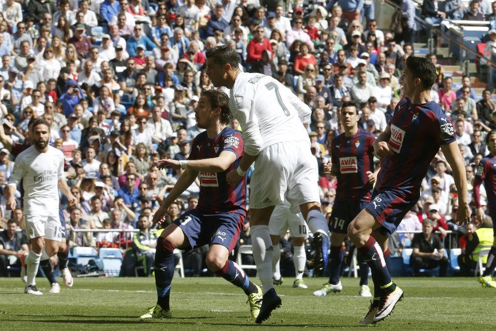 El delantero del Real Madrid Cristiano Ronaldo remata durante el encuentro correspondiente a la trigésimo segunda jornada de Liga, contra el Eibar que se disputa en el estadio Santiago Bernabéu.