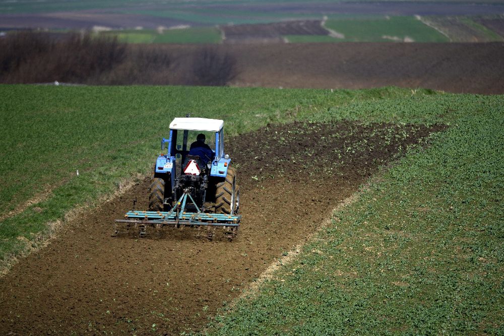 A farmer uses a tractor to plough during the spring ploughing season in the village of Tuliglowy in southeastern Poland, 2 April 2016. (Polonia)