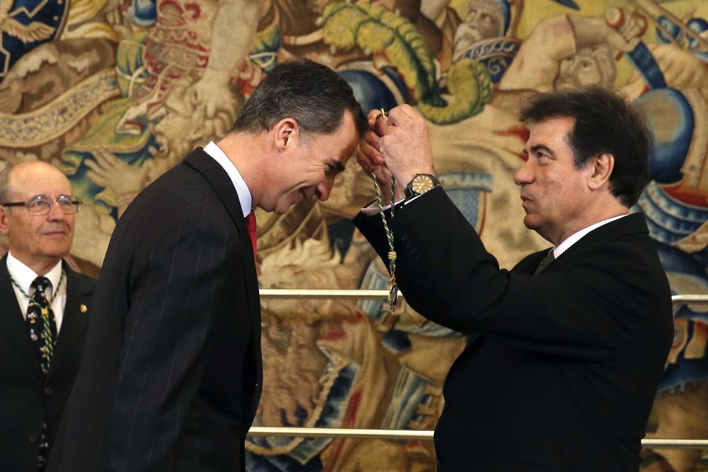 El rey Felipe tras recibir de manos del presidente de la Real Academia de Extremadura de las Letras y las Artes, Javier Pizarro (d), la medalla de la institución, durante la audiencia celebrada hoy en el Palacio de la Zarzuela.