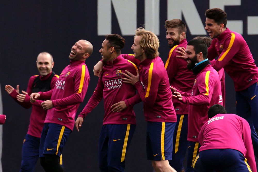 Los jugadores del FC Barcelona bromean durante un entrenamiento.