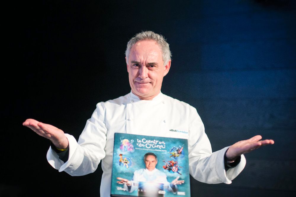 El chef Ferrán Adriá durante la presentación de "Te cuento en la cocina" un proyecto "multiplataforma" -un e.book, una web y espacios televisivos- en colaboración con Disney.