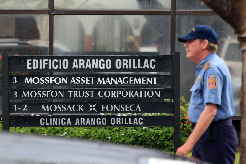 Un agente de seguridad presta guardia en la entrada de la sede central de la firma Mossack Fonseca.
