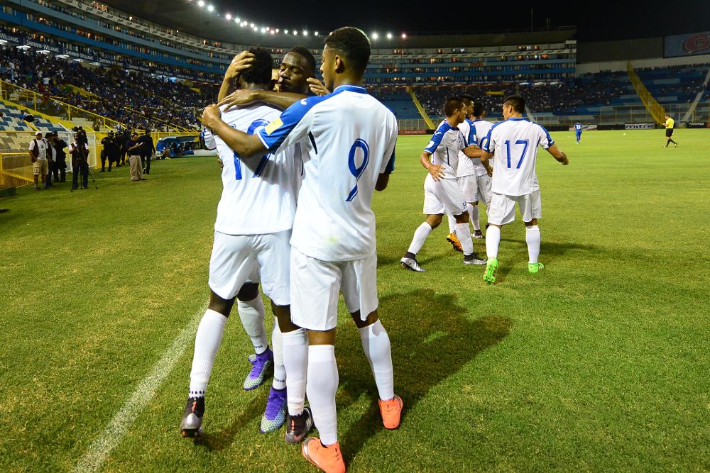 Antony Lozano (c) celebra con sus compañeros de la selección hondureña el gol contra El Salvador en el partido del 25 de marzo.